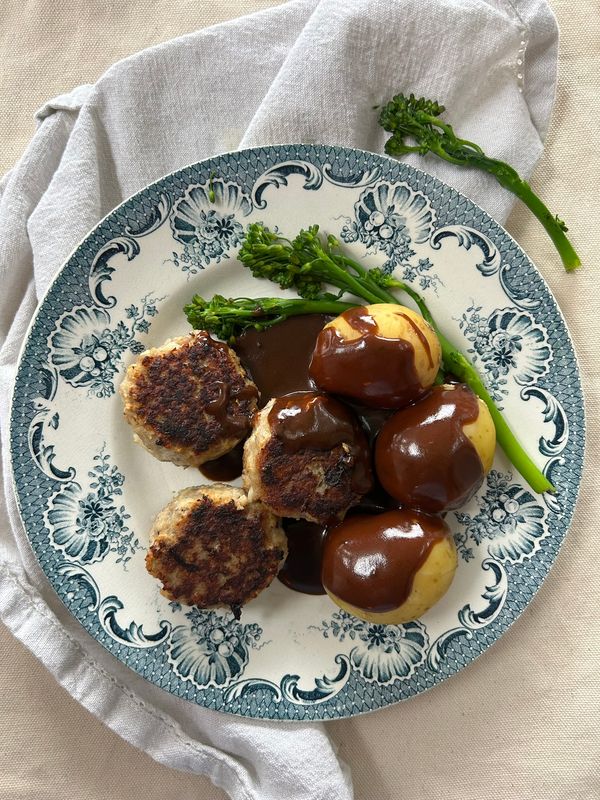 Meatballs with Brown Gravy and Potatoes