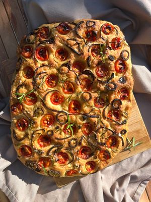 Focaccia with tomatoes and red onions